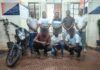 रस्ता विचारण्याच्या बहाण्याने मोबाईल हिसकावणारी टोळी जेरबंद; तीन आरोपी अटकेत, १०० टक्के मुद्देमाल जप्त