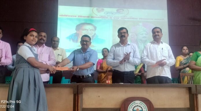 सावर्डे विद्यालयात स्व. अनुराधाताई निकम यांची पुण्यतिथी व स्व. अजितदादा पवार यांची जयंती साजरी