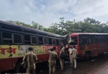 BREAKING: भाट्ये येथे दोन बससह क्रेटा कारचा भीषण अपघात