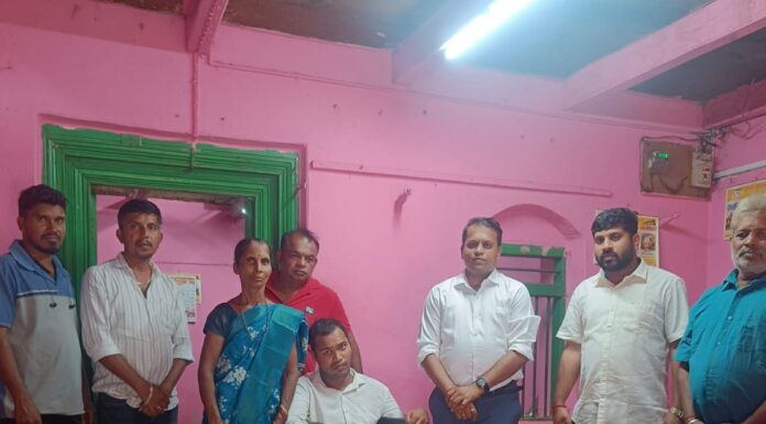 नगराध्यक्ष चेतन चव्हाण यांच्या संवेदनशीलतेतून दिव्यांग सावळाराम धुरी याला व्हीलचेअर प्रदान