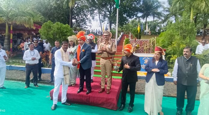 पालकमंत्री नितेश राणे यांच्या हस्ते प्रगतशील शेतकरी महेश संसारे यांचा सन्मान