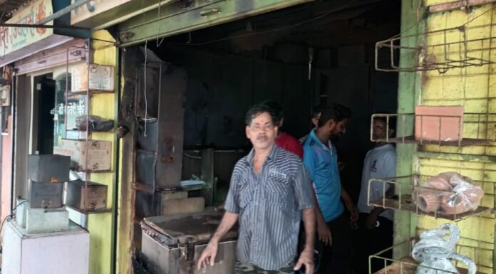 तळवडे शॉर्टसर्किटमुळे लागलेल्या आगीत दुकान भस्मसात