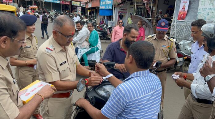 बंधन हेल्मेटचे रक्षण जीवनाचे ; पोलिसांकडून रक्षाबंधनाचा ‘सुरक्षा बॅण्ड