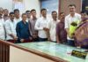 शिवसेना उद्धव बाळासाहेब ठाकरे पक्षातर्फे प्रांताधिकारी आकाश लिंगाडे यांचा सत्कार