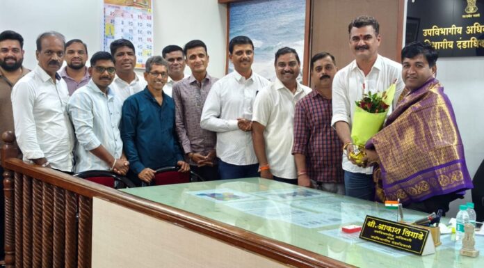 शिवसेना उद्धव बाळासाहेब ठाकरे पक्षातर्फे प्रांताधिकारी आकाश लिंगाडे यांचा सत्कार