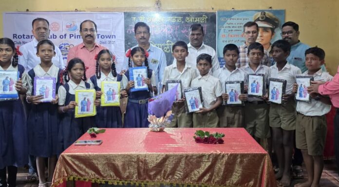 रोटरी क्लब पिंपरी टाऊनचे काम कौतुकास्पद : सुभाष जाधव ओमळी हायस्कूलमध्ये विद्यार्थ्यांना रेनकोट वाटप
