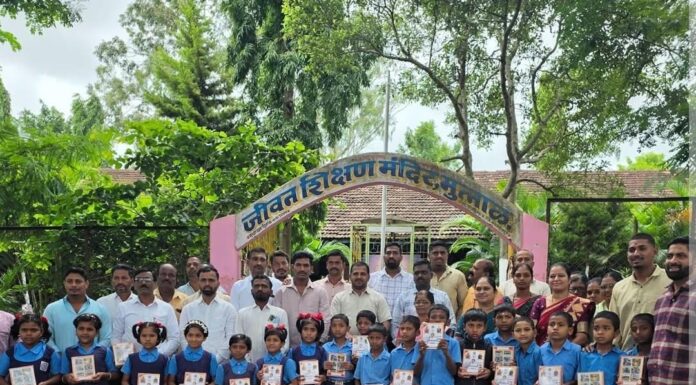 जि.प.सदस्य अनिरुद्ध रेडेकर यांच्या वाढदिवसानिमित्त वह्या वाटप…