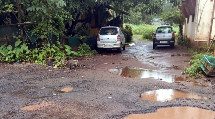 डेरवण मार्गावरील रस्त्याची खड्ड्यांनी चाळण; जांभ्याची खडी व माती टाकून तात्पुरती मलमपट्टी