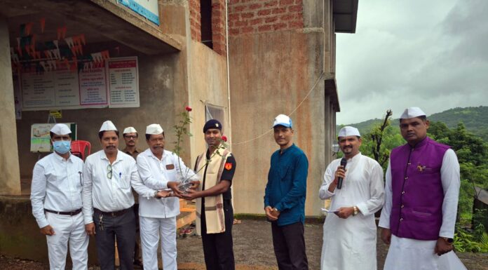 चिवेली विद्यालयात माजी सैनिक मुकुंद साळुंके यांचा सन्मान