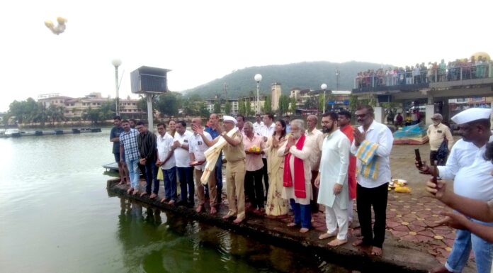 सावंतवाडीतील ऐतिहासिक मोती तलावाला मानाचा ‘सुवर्ण नारळ ‘ अर्पण