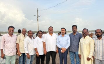 भाजप तर्फे जिल्हा बँक अध्यक्ष मनीष दळवी यांच्या कडून वेंगुर्ले बंदर येथे सागराला नारळ अर्पण