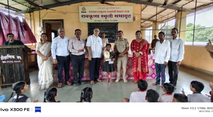 धाडसी कन्या स्वर्णी पवार हिच्या शौर्य पुरस्कारासाठी प्रयत्न करणार- विभागीय वनाधिकारी श्रीमती गिरीजा देसाई