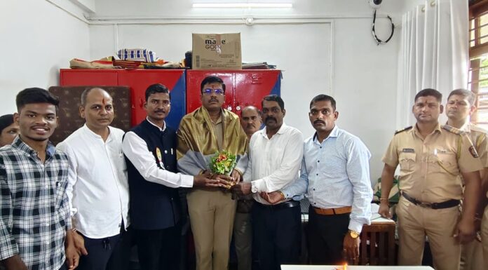 अलोरे-शिरगावचे नवनियुक्त पोलीस निरीक्षक प्रशांत आवारे यांचा समाजसेवक विनेश भाऊ मोहिते सामाजिक विकास ग्रुपतर्फे सत्कार