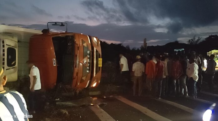 हळवल फाटा येथे आयशर टेम्पो पलटी