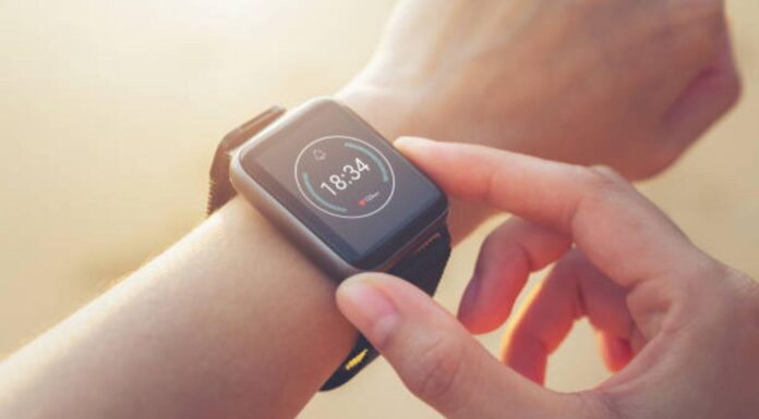 Smartwatch वापरता? फक्त वेळ पाहू नका; हे भन्नाट फीचर्स बदलतील तुमचा अनुभव