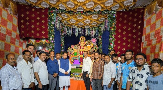 वेंगुर्ले गाडीअड्डा येथील वेंगुर्ले च्या राजा चरणी आम. दीपक केसरकर लीन…