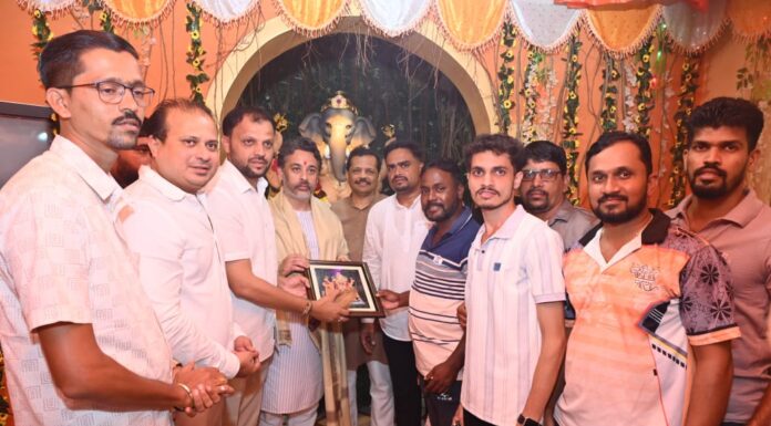 रेडी येथे आ. निलेश राणे यांनी घेतले सभापती प्रितेश राऊळ यांच्या गणपतीचे दर्शन