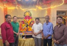 कणकवलीच्या मानाच्या संतांच्या गणपतीचे अबिद नाईक यांनी घेतले दर्शन