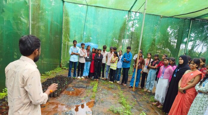 डीबीजेच्या विद्यार्थ्यांची कृषी केंद्राला क्षेत्र भेट