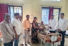 पंतप्रधान नरेंद्र मोदी यांच्या वाढदिवसानिमित्त डेरवण वालावलकर रुग्णालयातील रुग्णांना फळवाटप