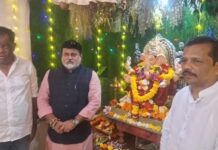 पाच दिवसांच्या गौरी-गणपतीचे विसर्जन.