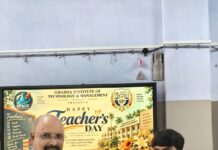 शिक्षकाची भूमिका साकारत विद्यार्थ्यांनी घेतला अध्यापनाचा अनुभव
