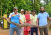 कोंबड्यांच्या खुराड्यात शिरलेल्या ९ फूट अजगराची सर्पमित्रांकडून सुटका