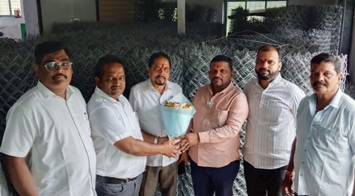 संजय आंब्रे यांच्या ‘काटेरी तार’ प्रकल्पाला सतीश मोरे यांची भेट