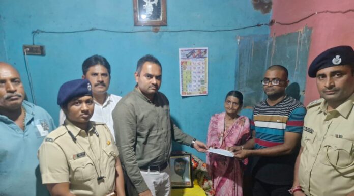 गवारेड्याच्या धडकेत मृत पावलेल्या स्वप्नील पेडामकर या तरूणाच्या कुटुंबाला वनविभागातर्फे १० लाखांच्या मदतीचा धनादेश सुपूर्द