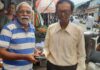 व्यापारी आनंद आळवे यांच्या प्रामाणिकपणाचे कौतुक; ३६ हजार रुपयांचे पाकीट मूळ मालकाला केले परत