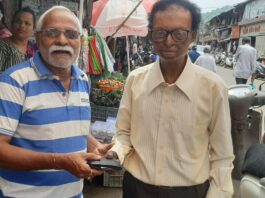 व्यापारी आनंद आळवे यांच्या प्रामाणिकपणाचे कौतुक; ३६ हजार रुपयांचे पाकीट मूळ मालकाला केले परत