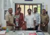 दाणोलीतील तरुणांनी पोलिसांकडे सुपूर्द केले ट्रक चालकाचे पाकीट