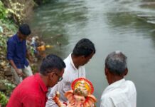 “येईन पुढच्या वर्षी लवकर,भाव मनीचा खरा राहू दे | आभाळागत माया तुझी, लेकरावर राहू दे– भाविकांची बाप्पाला प्रार्थना !