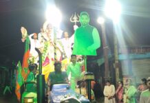 ‘खेडचा राजा’च्या विसर्जन मिरवणुकीत दिवंगत नईम चौगुले यांच्या कटआउटने वेधले लक्ष