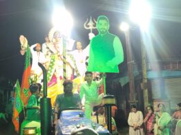 ‘खेडचा राजा’च्या विसर्जन मिरवणुकीत दिवंगत नईम चौगुले यांच्या कटआउटने वेधले लक्ष