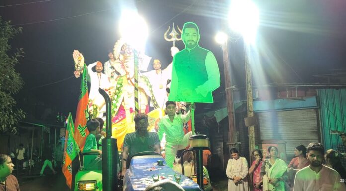 ‘खेडचा राजा’च्या विसर्जन मिरवणुकीत दिवंगत नईम चौगुले यांच्या कटआउटने वेधले लक्ष