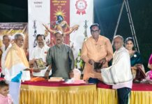 ८ थरांची भव्य मानवी रचना उभारत खेमनाथ गोविंदा पथकाने जिंकली दाद