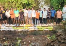शिरगाव-शेवरे ओहोळावर ग्रामस्थांनी उभारला कच्चा बंधारा