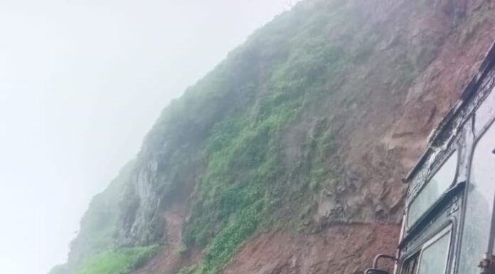 BREAKING NEWS: रघुवीर घाटात पुन्हा दरड कोसळली; वाहतूक ठप्प