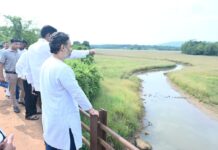 आमदार निलेश राणे यांनी केली वराड तलावाची पाहाणी