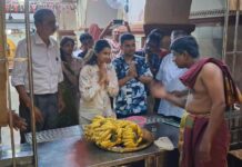सिंधुदुर्ग जिल्हा परिषदेच्या मुख्य कार्यकारी अधिकारी डॉ. अपूर्वा बासुर यांनी घेतले आरवली येथे श्री देव वेतोबाचे दर्शन..