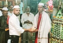मुणगे गावचे माजी सरपंच सुरेश बोरकर यांचा श्री भगवती देवस्थान कमिटीतर्फे सत्कार!