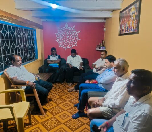 मनीष दळवी यांनी केले गवस कुटुंबियांचे सांत्वन