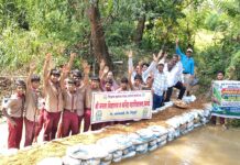 विद्यार्थ्यांच्या श्रमदानातून वनराई बंधारा