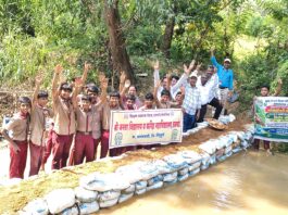 विद्यार्थ्यांच्या श्रमदानातून वनराई बंधारा