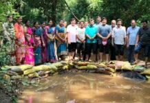 हळवल येथे पंचायत समितीच्या पदाधिकारी, सदस्यांकडून बंधारा बांधणी