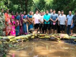 हळवल येथे पंचायत समितीच्या पदाधिकारी, सदस्यांकडून बंधारा बांधणी