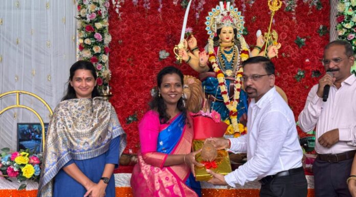 वैभववाडी येथे जिल्हाधिकारी तृप्ती धोडमिसे, मुख्य कार्यकारी अधिकारी अपूर्वा बासुर यांनी घेतले दुर्गामातेचे दर्शन