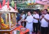 देवगड तालुक्यातील देवगड गुजराती नवरात्र उत्सवाला भेट देऊन देवीचे दर्शन घेतले. यावेळी विधिवत पूजा करून देवीची आरती केली.