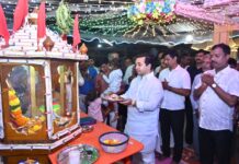 देवगड तालुक्यातील देवगड गुजराती नवरात्र उत्सवाला भेट देऊन देवीचे दर्शन घेतले. यावेळी विधिवत पूजा करून देवीची आरती केली.